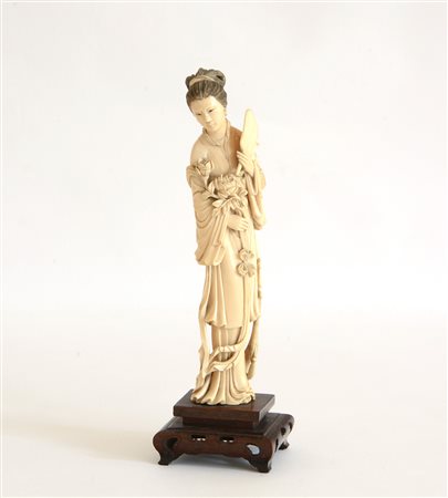 Scultura in avorio con figura femminile (h cm 26) base in legno Cina, inizio...