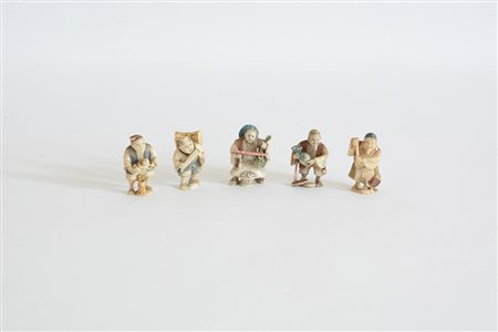 Gruppo di cinque netsuke in avorio raffiguranti personaggi in varie attività...