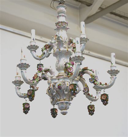 Lampadario a nove luci in ceramica policroma decorata con mazzi di fiori,...