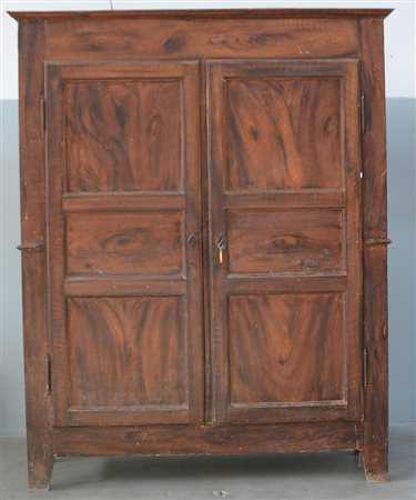 Armadio a due ante in legno tinto con piedi sagomati (cm 189x235x56) Inizio...