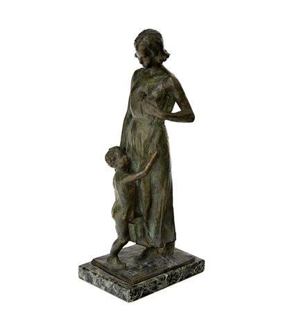 P. Colnaghi "La mamma" scultura in bronzo (h. cm 35) poggiante su base in...