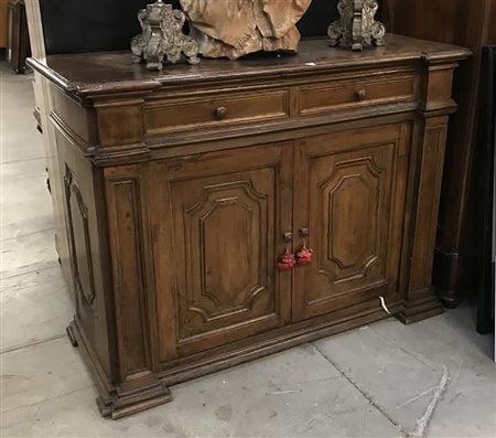 Credenza a due ante e due cassetti riquadrati in noce montanti a mezza...