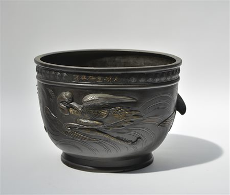 Incensiere in bronzo decorato con gru in volo, marchio apocrifo Xuande inciso...