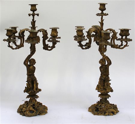 Coppia di candelabri di gusto rococò a sette fiamme in bronzo dorato,...