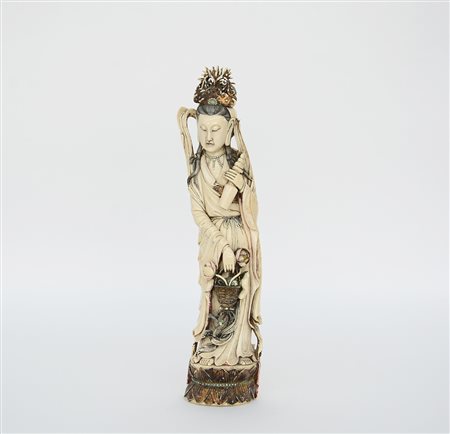 Guanyin in avorio scolpito con dettagli colorati (h.45 cm.)(difetti) Cina,...