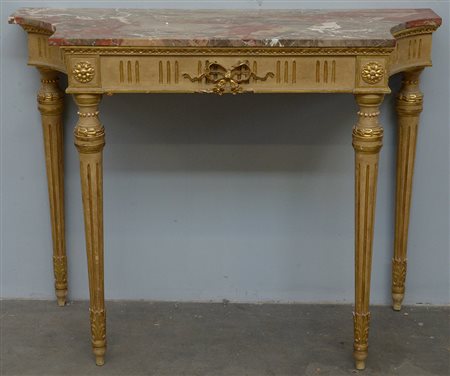 Console in legno intagliato laccato e dorato con fascia decorata a...