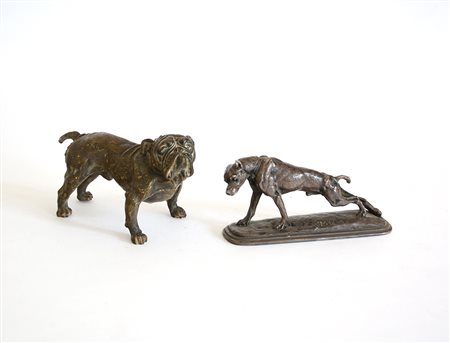 Lotto composto da due sculture in bronzo raffiguranti cani