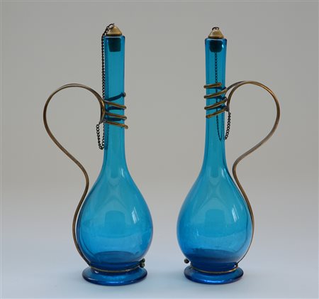 Coppia di caraffe in vetro blu e metallo dorato (h. cm 35)