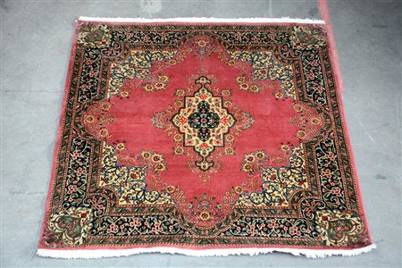 Tappeto Keshan, Persia secolo XX. Decoro con medaglione lanceolato bianco su...