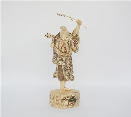 Figura di pescatore in osso Giappone, sec. XX (h. 51,8 cm.)(difetti)-EN.