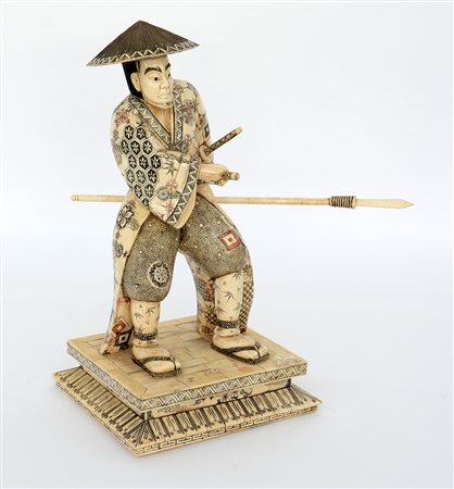 Samurai in osso decorato a tasselli con spade e lance (h. cm 42) (difetti)...