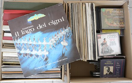 Lotto di due cartoni contenenti numerosi vinili e compact disc,...