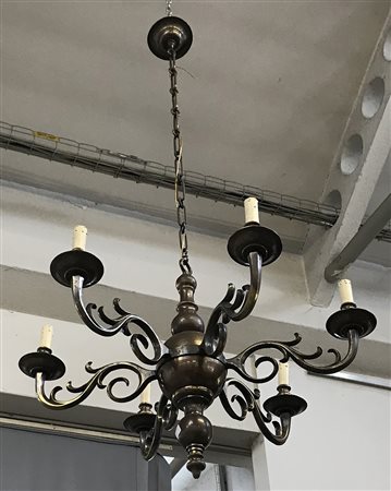 Lampadario in bronzo a sei luci con braccia sagomate a volute (difetti)