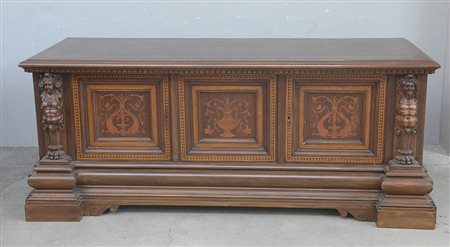 Credenza bassa a tre ante intarsiate a volute e vaso fiorito, montanti...