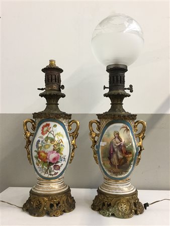 Coppia di lampade ad olio a forma di vasi biansati in porcellana dipinta con...