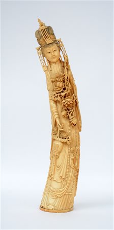 Guanyin in avorio con cesto di fiori (h. 72 cm.)(difetti)Cina, inizio sec....