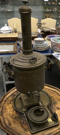 Grande samovar in rame decorato con iscrizioni e medaglie incise con...