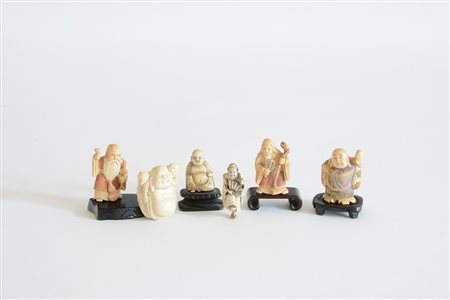 Lotto composto da sei netsuke in osso e avorio, dettagli a colori, quattro...