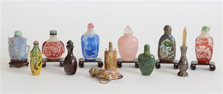 Gruppo di dodici snuff bottle di materiali differenti (difetti)Cina, sec. XX