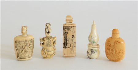 Gruppo di cinque snuff bottle in osso di decori e misure diverse...