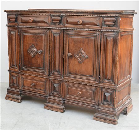 Credenza a due ante e quattro cassetti pannellati, profili intagliati a...