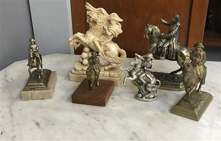 Lotto di sei statue equestri di Napoleone, una in resina rappresenta il...