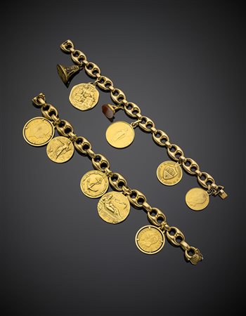 Due bracciali in oro giallo a catena marinara rifiniti con monete e medaglie...