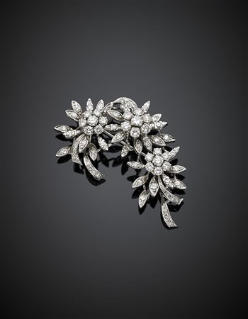 Spilla floreale in oro bianco con diamanti rotondi taglio a brillante moderno...