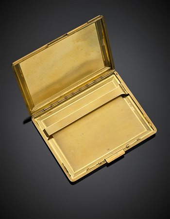 Portasigarette in oro giallo cesellato, g 126,47, lungh. cm 9,5, largh. cm 8...