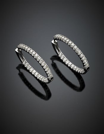 Orecchini ad anello in oro bianco e diamanti per complessivi ct. 1,50 circa,...