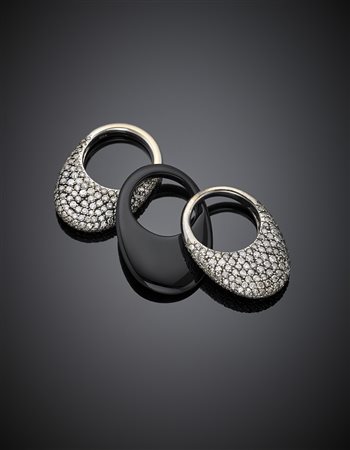 Tre anelli gemelli di design, due in oro bianco rodiato scuro con pavè di...