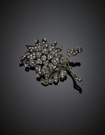 Spilla in oro rosa e argento con diamanti su fiore mobile g 17,33, lungh. cm...