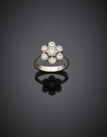 Anello a fiore in oro bianco con 7 diamanti per complessivi ct. 1,60 circa, g...