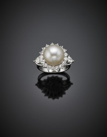 Anello in oro bianco con perla a bottone di mm 12 circa e diamanti rotondi e...