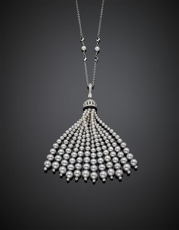 Sautoir in oro bianco, topazi e perle, pendente con diamanti per complessivi...