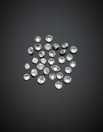 Ventotto diamanti di differenti forme per complessivi ct. 6...