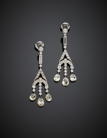 Orecchini pendenti in platino con diamanti rotondi, baguette e briolette per...