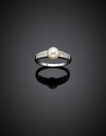 Anello in platino rifinito con diamanti e perla naturale 7.2 x 7.4 mm g 4,55...