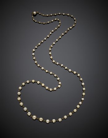 Lunga collana di perle leggermente irregolari, a scalare e intervallate da...
