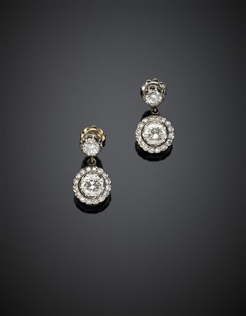 Orecchini pendenti in oro bianco con due diamanti centrali di ct. 0,85 circa...