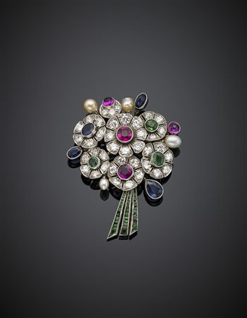 Spilla a bouquet floreale in oro e platino con diamanti per complessivi ct. 2...