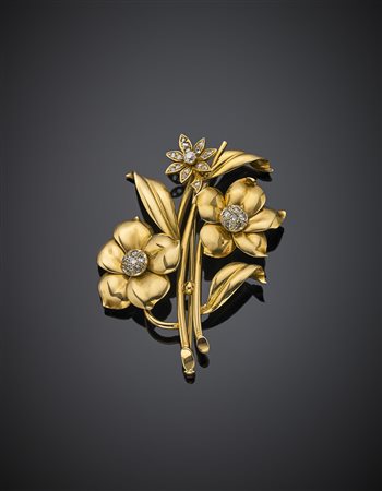 Broche floreale in oro giallo rifinita con diamanti rotondi e a mezza...