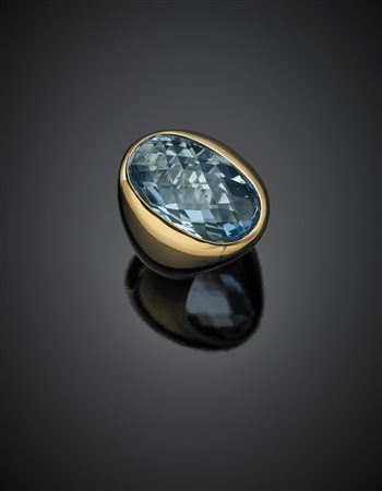 *Anello in oro giallo e topazio azzurro ovale di ct. 22 circa, g 18,09 misura...