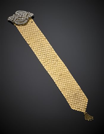 Bracciale in oro giallo a squame con nappa e chiusura in oro bianco con...