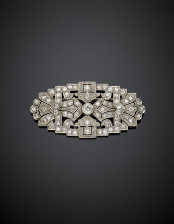 Broche in platino con diamanti per complessivi ct. 2,40 circa a contornare un...