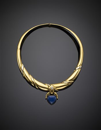 Collier in oro giallo, rigido, apribile con calcedonio blu a cuore e diamante...