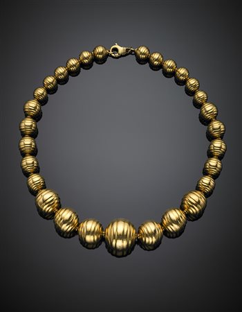 Collier in oro giallo a boules rigate a scalare, g 71,78, lungh. cm 46...