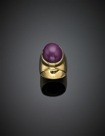 Anello in oro giallo con rubino cabochon di ct. 18,50 circa, g 10,53 misura...