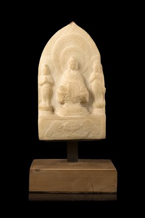 Scultura votiva in pietra dura chiara raffigurante Buddha con due accoliti,...