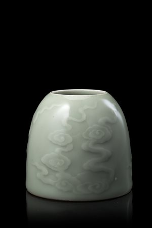 Lavapennelli in porcellana a invetriatura celadon, con marchio apocrifo...